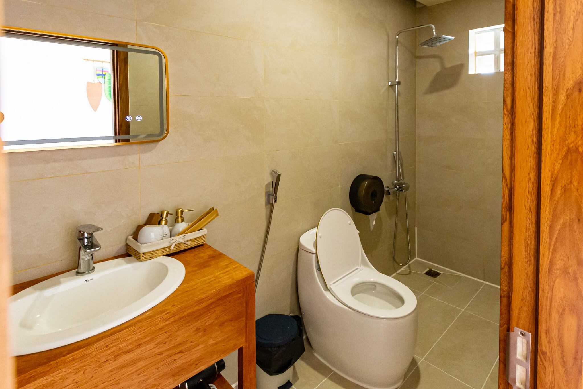 Deluxe Sea View Room thumbnail 8
