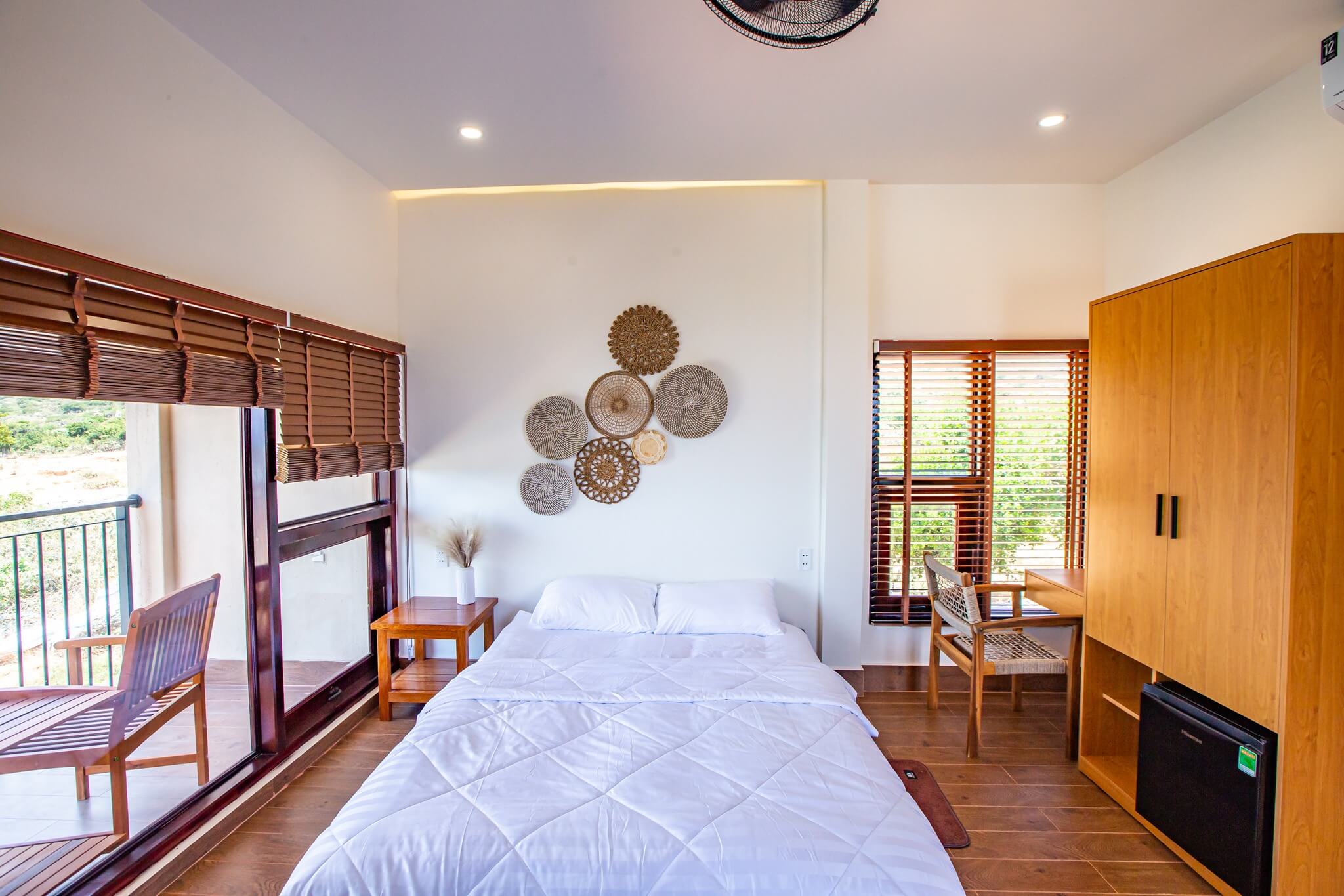 Deluxe Sea View Room thumbnail 7
