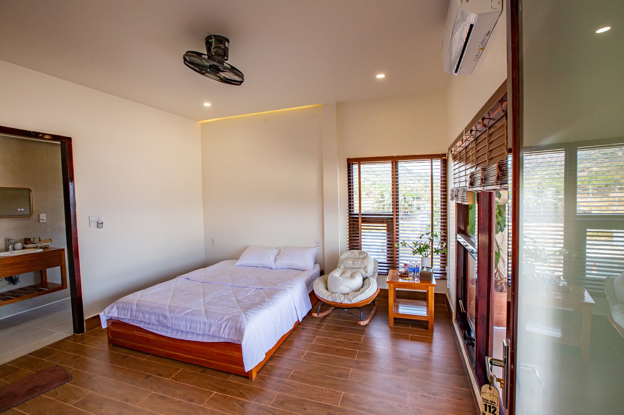 Deluxe Sea View Room (VIP) thumbnail 2