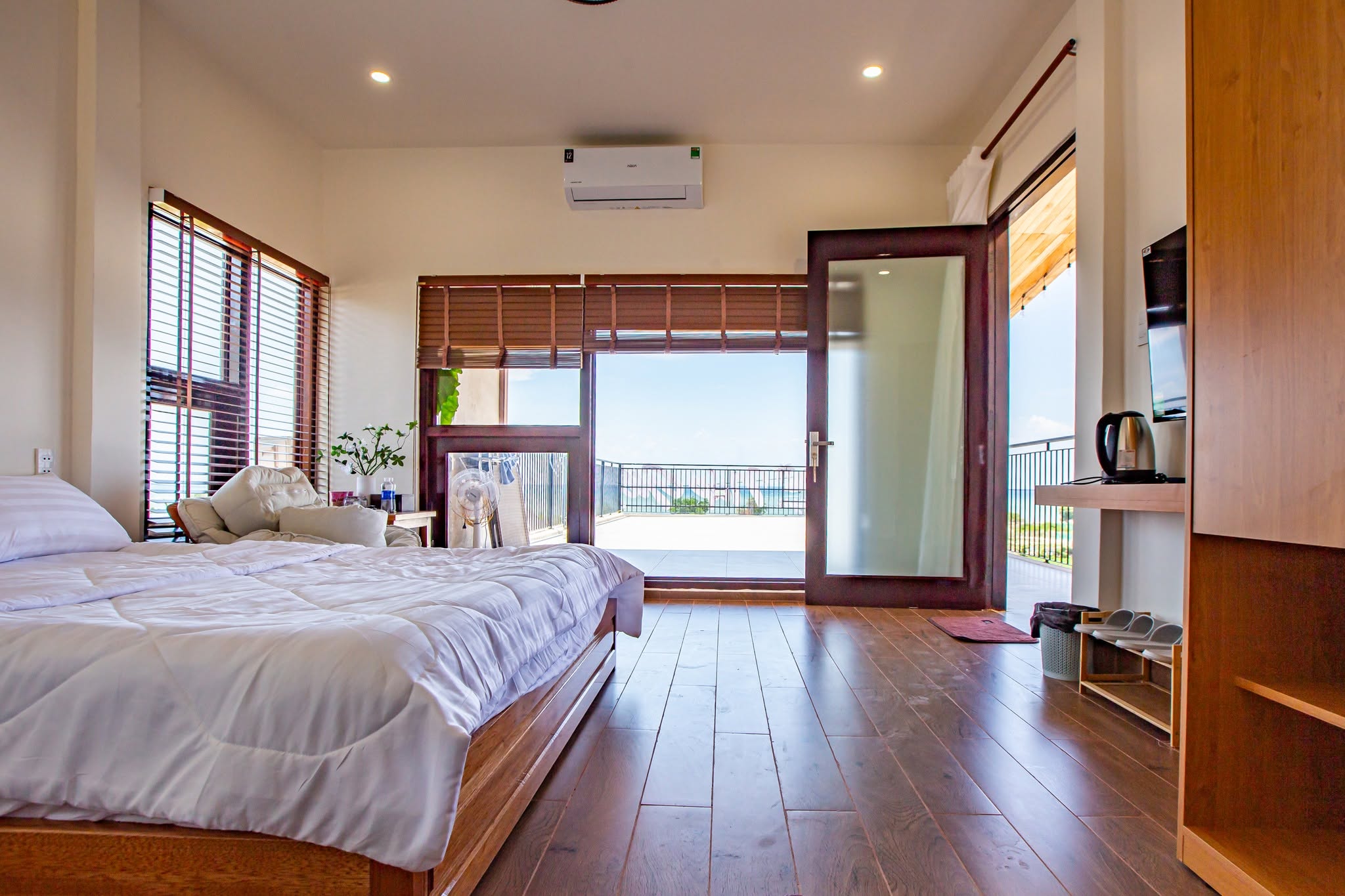 Deluxe Sea View Room (VIP) thumbnail 4